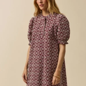 Kurzes Damenkleid mit Lochstickerei