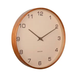 Wanduhr mit sandbraunem Holzrahmen, beigem Zifferblatt und schwarzen arabischen Ziffern