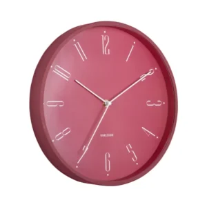 Rote Wanduhr mit weißen Zahlen, runder Form und klaren Zeigern