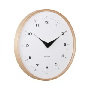 Runde Wanduhr mit weißem Zifferblatt, Holzrahmen und schwarzen Zeigern, Karlsson