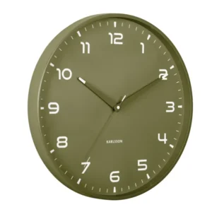Wanduhr in Armeegrün mit weißen Ziffern und schlanken Zeigern