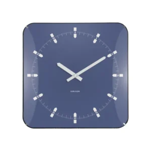 Quadratische Wanduhr mit marineblauem Zifferblatt, weißen Zeigern und Indexen