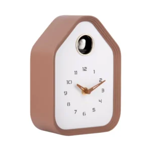 Hausförmige Wanduhr, mokkabrauner Rahmen, weißes Zifferblatt, schwarzes Rundfenster