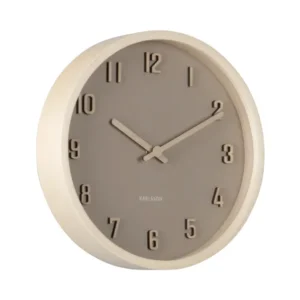 Kleine Wanduhr mit hellbraunem Holzrahmen und braunem Ziffernblatt