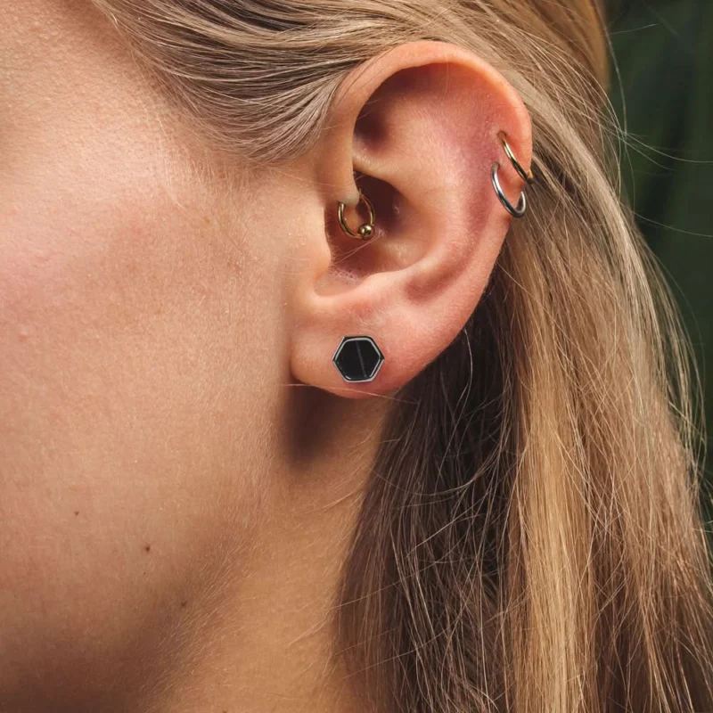 Sechseckige Ohrstecker mit dunklem Marmor-Look