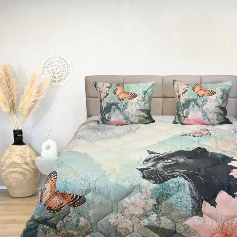 HappyBed Panter Bloom duvet with floral and panther design on bed.