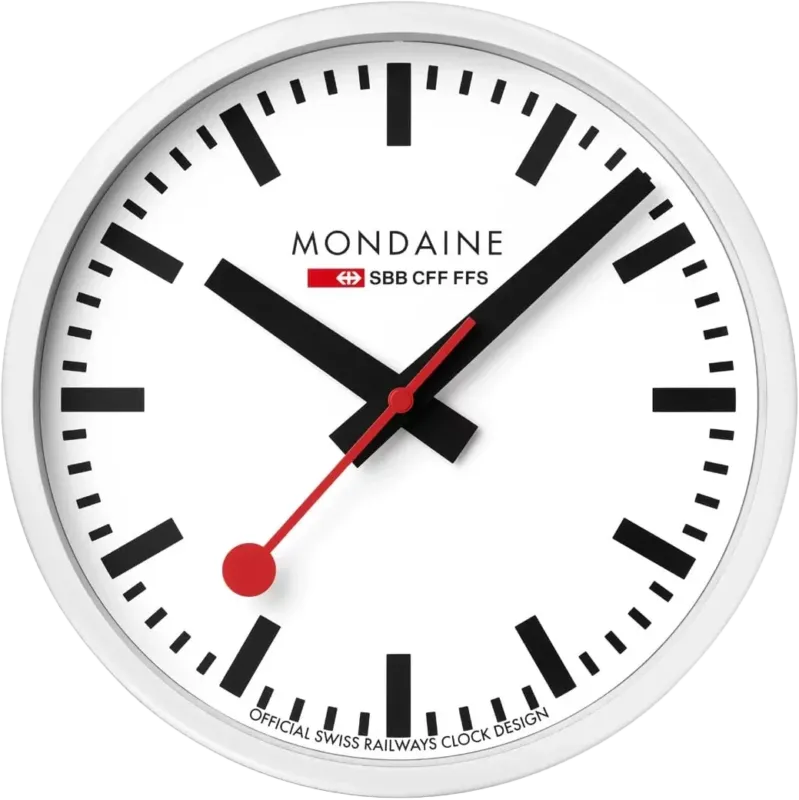 Aluminium-Wanduhr mit weißem Zifferblatt, schwarzen Zeigern und roter Sekunde