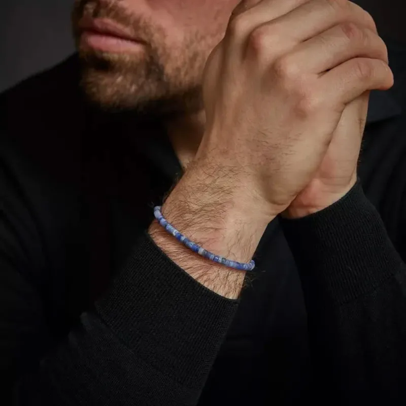 Armband aus blau getönten Edelstein-Scheibenperlen am Handgelenk